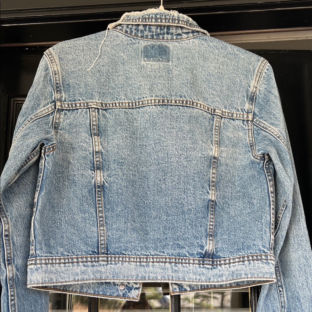 American Eagle Shrunken Denim Jacket - Picture 2 of 5